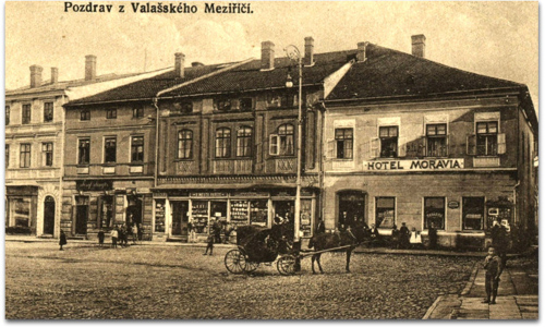 Projekce fotografií z historie Valašského Meziříčí doprovodí výstavu Království z papíru